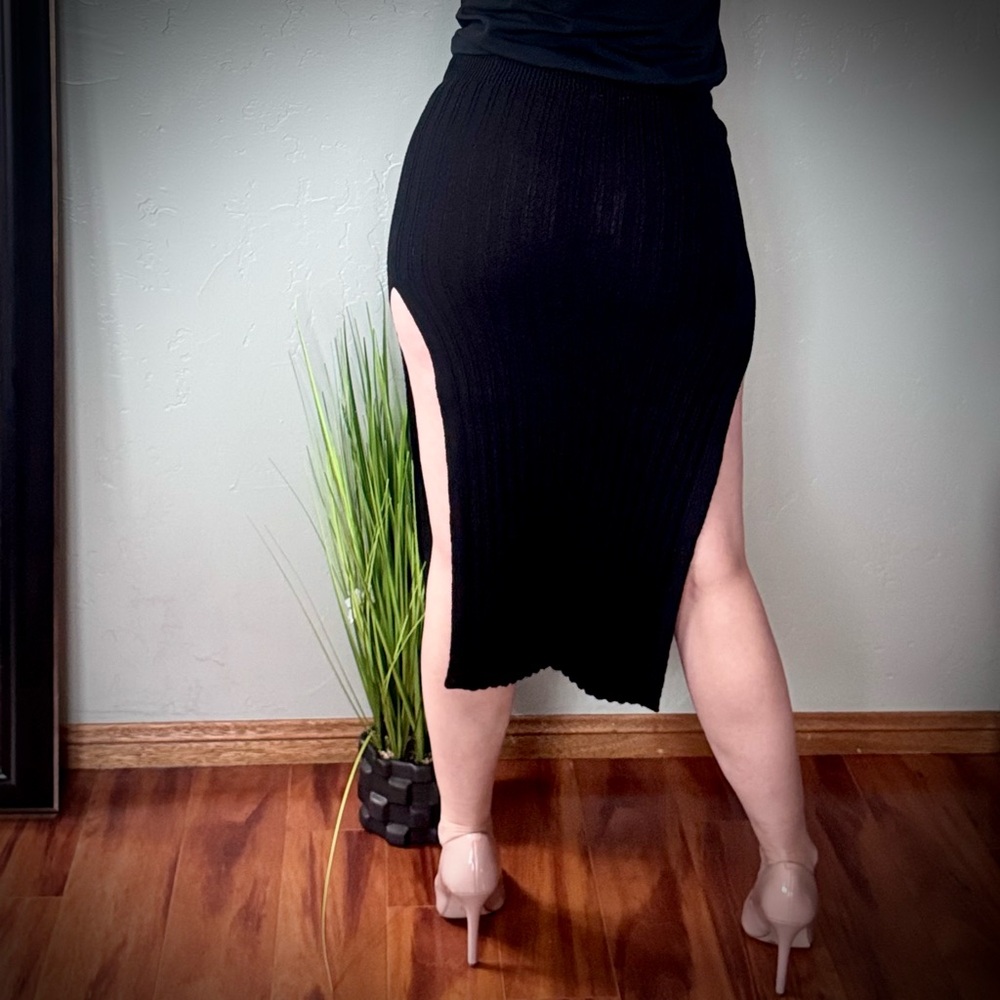 Miramar Elegant Black Knit Pencil Skirt with Double High Side Slits - Picture 3 of 6